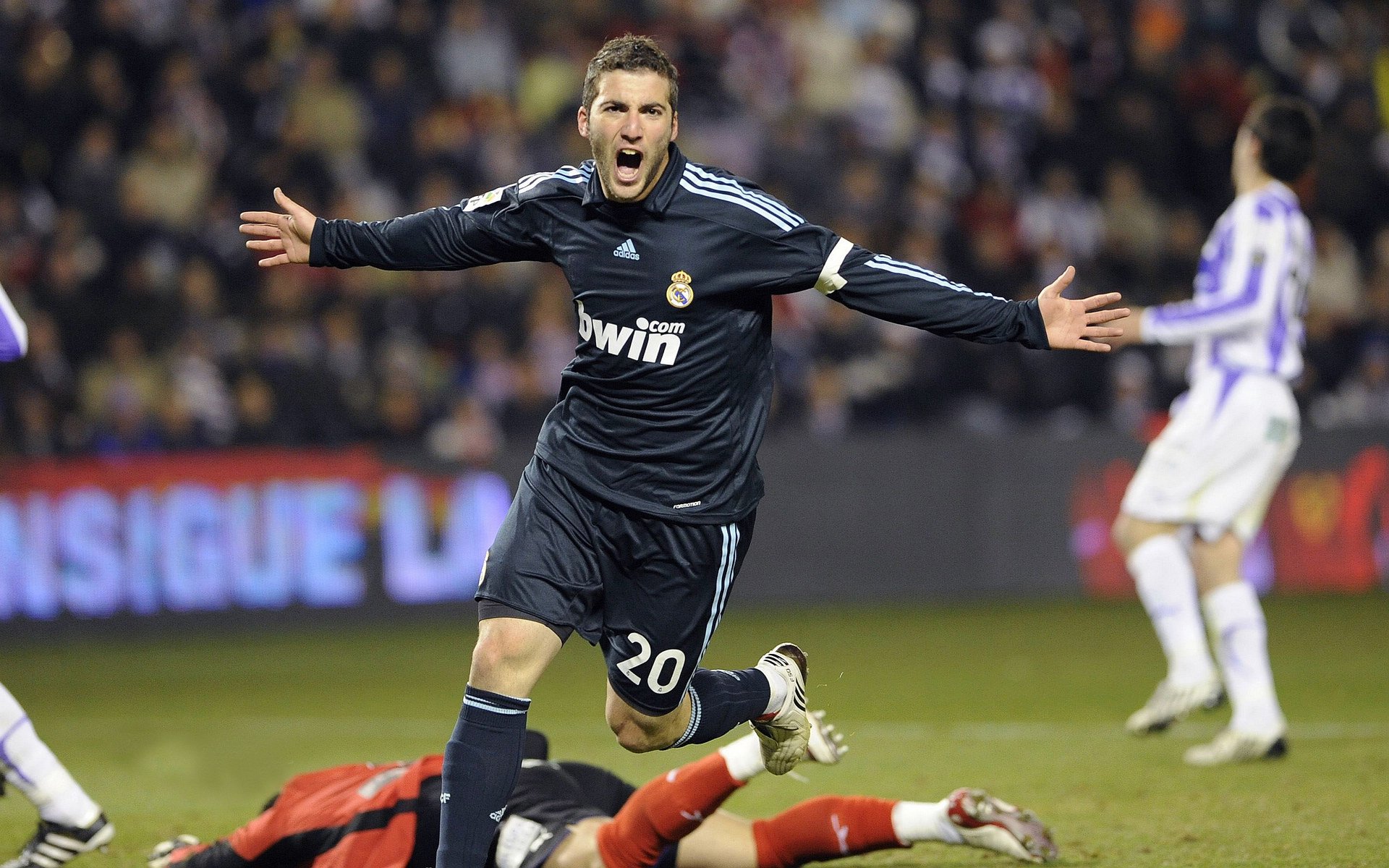 斯文施瓦茨800米发挥稳定，拳击施瓦茨