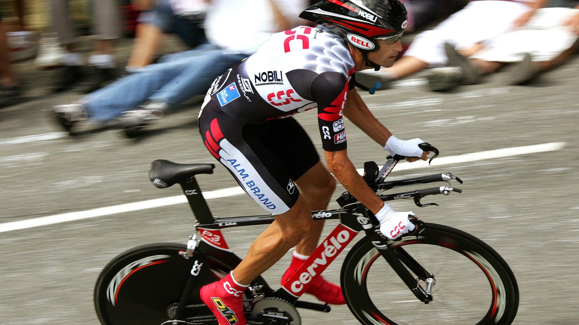 “战术点评:不同球队的核心战术对比”,球场战术核心